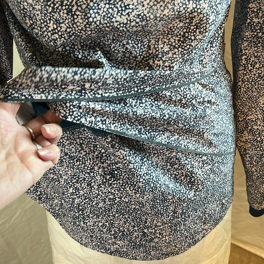 LULULEMON RUNWAY JACKET 100% NYLON PEBBLE PRINT PARFAIT PINK ABERTSON LAKE SZ 6 - Picture 6 of 16